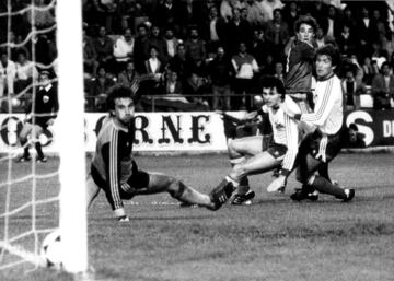 Tras el 3-1 y el descanso, que sirvi車 para serenar 芍nimos, aclarar ideas y renovar ambiciones. Espa?a volvi車 a la carga. A los dos minutos de reanudarse el juego, Rinc車n tom車 el relevo realizador y con este sensacional remate, que no pudo evitar ni interceptar la zaga maltesa, llev車 al marcador al cuarto tanto de nuestro representantes