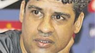 <b>SIN CONFIANZAS.</b> Rijkaard no se fía aunque sacará a los menos habituales.