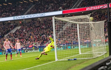 El jugador del Atlético de Madrid, Ángel Correa, marca el 1-0, aunque en un principio fue anulado por fuera de juego tras consultar en el VAR Mateu Lahoz dio el gol.