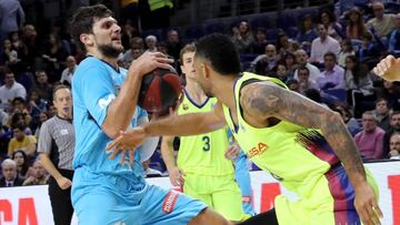 GRAF1399. MADRID, 18/11/2018.- El alero italiano del Movistar Estudiantes, Alessandro Gentile (i), ante el alero húngaro del Barça Lassa, Adam Hanga (d), durante el partido correspondiente a la novena jornada de Liga Endesa que ambos equipos disputan hoy en el WiZink Center de Madrid. EFE/ Zipi