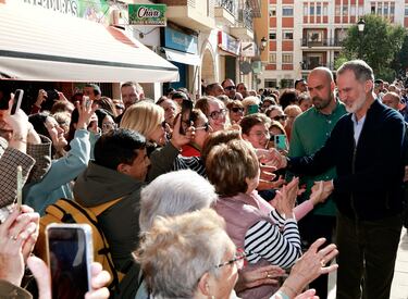 Los Reyes Felipe VI y Letizia, saludan a los vecinos durante la visita a la localidad de Chiva.
