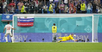 1-1. Quinto lanzamiento de la tanda de penaltis. Yann Sommer detiene el tiro de Rodrigo Hernández.