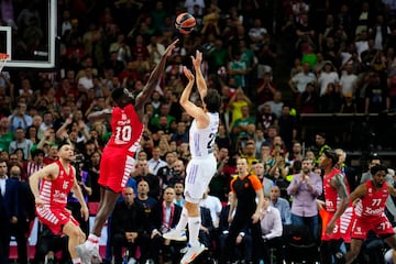 Sergio Llull ejecuta el tiro ganador con Moustapha Fall encima.