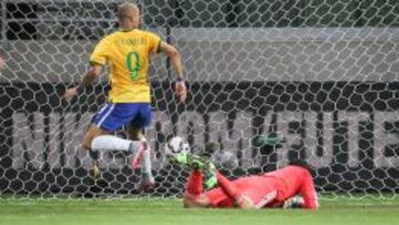 Diego Tardelli vence al portero para anotar el 2-0