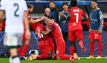 Slatko Junuzovic marcó y celebró el segundo gol para el Salzburgo.