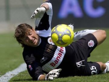 Tiene el Récord de imbatibilidad en Primera División de México con 772 minutos sin recibir anotación. Ganó cinco campeonatos de liga con el cuadro de Toluca.