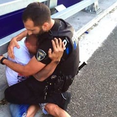 El abrazo de un policía al hombre que salvó del suicidio