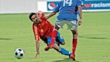 <b>LUCHA. </b>Thiago disputa un balón con el jugador francés Kolodziecziak.