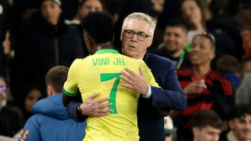 Ancelotti abraza a Vinicius en su sustitución en el minuto 90.