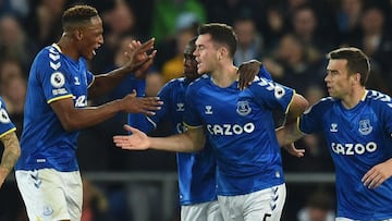 Yerry Mina celebrando un gol con Michael Keane en victoria de Everton sobre Burnley.