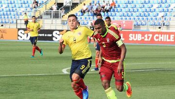 Duelo entre Colombia y Venezuela en el Sudamericano sub 17. En la imagen, Christian Makoun y Santiago Barrero.