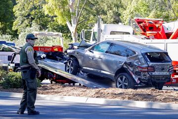 El  automvil de Tiger Woods tras el accidente de trfico en el suroeste de Los ?ngeles, California (EE.UU).