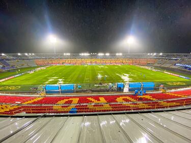 Las fuertes lluvias obligaron a que el partido entre Millonarios y Peñarol se suspendiera por varios minutos.