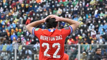 Futbol, Bolivia vs Chile.
Eliminatorias a Catar 2022.
El jugador de Chile Ben Brereton, se lamenta luego de perder una oportunidad de gol contra Bolivia durante el partido clasificatorio al mundial de Catar 2022 realizado en el estadio Hernando Siles.
La Paz, Bolivia.
01/02/2022
Gustavo Yamil/Photosport
Football, Bolivia vs Chile.
2022 Qatar World Cup qualifier match.
Chile's player Ben Brereton , reacts after losing a goal against Bolivia during the 2022 Qatar World Cup qualifier match held at Hernando Siles stadium.
La Paz, Chile.
01/02/2022
Gustavo Yamil/Photosport