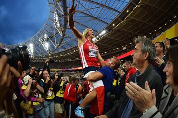 La lanzadora de jabalina Barbora Špotáková celebra la medalla de oro 10 años después de su primer título. 
 