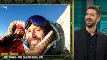 Alex Txikon y su sherpa con David Broncano en La Revuelta desde el Himalaya