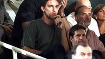 <b>A MENUDO POR ESPAÑA. </b>Gasol se deja ver bastante, siempre que su agenda se lo permite. En la foto, Gasol observa a su antiguo equipo, el Barça, en la final de la ACB.
