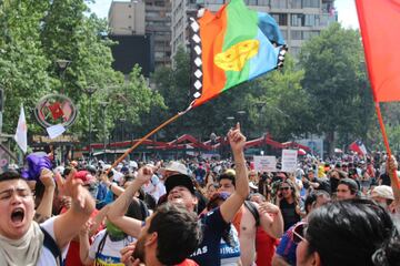 Hinchas de distintos clubes llegaron hasta Plaza Italia para ser parte de la manifestación más masiva. Hasta los archirrivales se tomaron fotografías juntos.