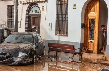 Un coche destrozado tras el paso de la DANA por el barrio de La Torre de Valencia, a 30 de octubre de 2024, en Valencia, Comunidad Valenciana (España).