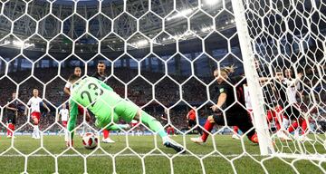 Al portero croata Danijel Subasic se le cuela el bal¨®n durante el partido contra Dinamarca.