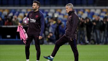 FILE PHOTO: Soccer Football - Champions League - FC Barcelona Training - Stadio San Paolo, Naples, Italy - February 24, 2020 Barcelona coach Quique Setien (right) and assistant coach Eder Sarabia (left) during training REUTERS/Ciro De Luca/File Photo