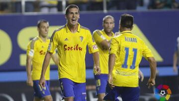 Jon Ander Garrido, jugador del Cádiz, junto a otros jugadores del conjunto amarillo