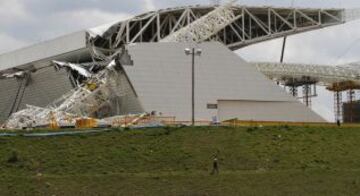 Una parte del estadio se ha derrumbado mientras se trabaja en él y tres obreros han resultado muertos. El Arena Corinthians acogerá el partido inagural del Mundial.