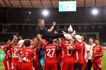 BERLIN, GERMANY - JULY 04: Head coach Hans-Dieter Flick of FC Bayern Muenchen celebrates with his players after the DFB Cup final match between Bayer 04 Leverkusen and FC Bayern Muenchen at Olympiastadion on July 04, 2020 in Berlin, Germany. (Photo by Alexander Hassenstein/Getty Images)