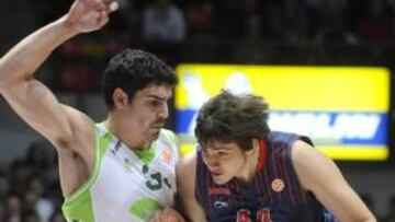 <b>ALEROS. </b>Blanco defiende a Bjelica, que dispuso de uno minutos.
