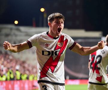 Fran García celebra un gol con el Rayo Vallecano.