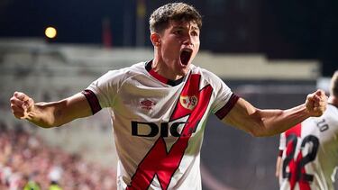 Fran García celebra un gol con el Rayo Vallecano.