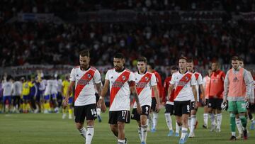 AME4652. BUENOS AIRES (ARGENTINA), 20/03/2022.- Jugadores de River Plate lamentan hoy la derrota contra Boca Juniors, tras el final del superclásico por la fecha 7 de la Liga Profesional Argentina, en el estadio Monumental de Núñez en Buenos Aires (Argentina). EFE/Juan Ignacio Roncoroni