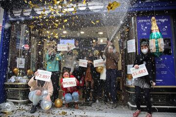 Loteros de la administración de "Doña Manolita" de Madrid festejan haber vendido décimos del premio Gordo.