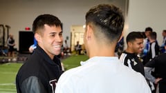 Aravena llegó a su nuevo club, se encontró con Mora y esto pasó