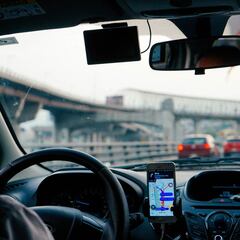 La DGT señala el hábito que debes evitar al conducir en zonas urbanas