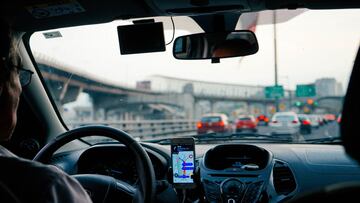 La DGT señala el hábito que debes evitar al conducir en zonas urbanas