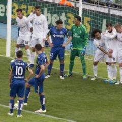 Keylor Navas makes an incredible save from an indirect free-kick