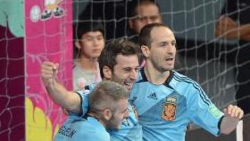 <b>EL PRIMERO. </b>Torras es felicitado por Miguelín y Álvaro.