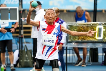 El tailandés Sawang Janpram compite durante la prueba de lanzamiento de peso masculino, en la categoría de más de 100 años, en los Juegos Munidales Masters 2025, que tiene lugar en Taipei (Taiwán). Con 105 años de edad, Sawang no tiene rival, ya que es el atleta más veterano de los Juegos y la única persona participante dentro de su categoría.