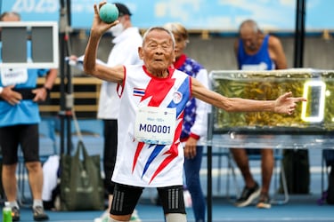 El tailandés Sawang  Janpram compite durante la prueba de lanzamiento de peso masculino, en la categoría de más de 100 años, en los Juegos Munidales Masters 2025, que tiene lugar en Taipei (Taiwán). Con 105 años de edad, Sawang no tiene rival, ya que es el atleta más veterano de los Juegos y la única persona participante dentro de su categoría. 