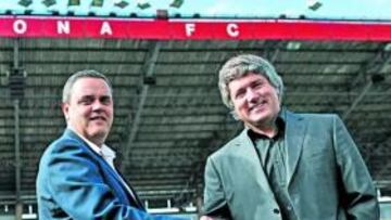 <b>CON EL PRESIDENTE. </b>Julià (derecha) posa ayer con Josep Gusó en el césped de Montilivi.