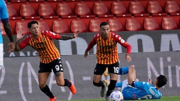 Benevento (Italy), 25/10/2020.- SSC Napoli&#039;s Mario Rui (R) and Beneventos&#039; Gianluca Lapadula (L) and Roberto Insigne in action during the Italian Serie A soccer match Benevento Calcio vs SSC Napoli at Ciro Vigorito stadium in Benevento, Italy, 2