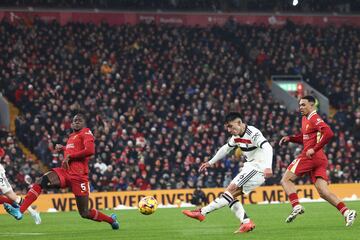 Lisandro Mart¨ªnez anota el 0-1 ante el Liverpool.