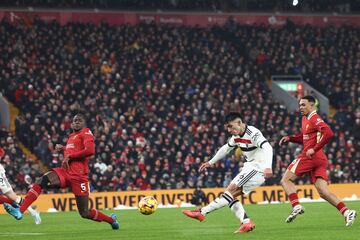 Lisandro Martínez anota el 0-1 ante el Liverpool.