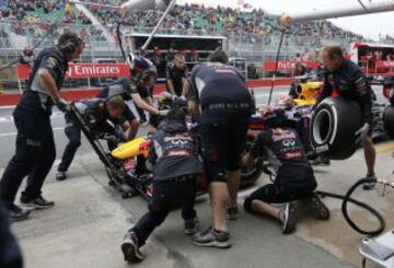 Los mecánicos de Red Bull durante una parada en boxes del coche de Sebastian Vettel durante la tercera sesión de entrenamientos libres del Gran Premio de F1 de Canadá en el Circuito Gilles Villeneuve en Montreal