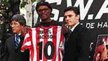 <b>CON LA CAMISETA</B>. Samuel Jackson, con la camiseta del Atlético, entre Cerezo y Toni Muñoz.
