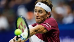 El tenista noruego Casper Ruud devuelve una bola durante su partido ante Matteo Berrettini en los cuartos de final del US Open.