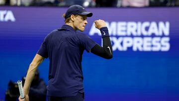 Jannik Sinner reacciona a un punto contra Lorenzo Musetti en el US Open.
