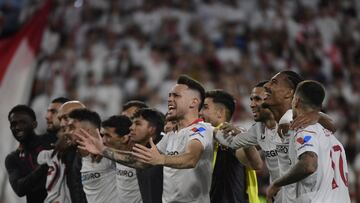 Sevilla's players celebrate after winning the UEFA Europa league quarter final second Leg football match between Sevilla and Manchester United at the Ramon Sanchez-Pizjuan stadium in Seville on April 20, 2023. (Photo by CRISTINA QUICLER / AFP)