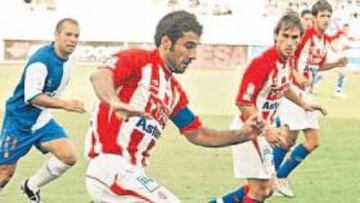 <b>VETERANO. </b>Sastre, en un lance del partido jugado por el Sporting en Lorca esta temporada.